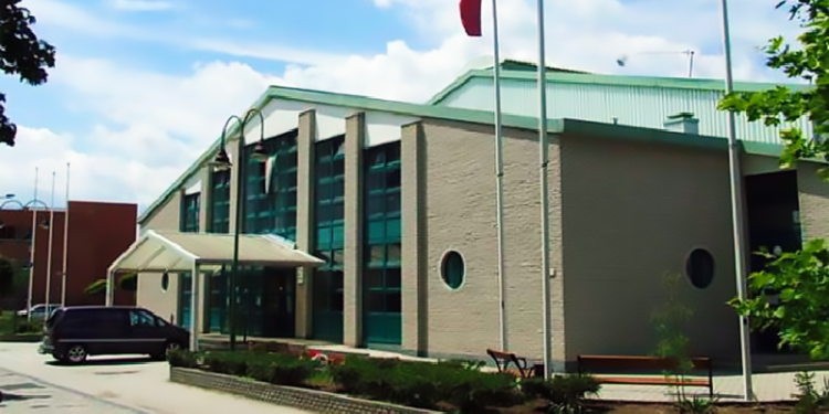 A városi sportcsarnokba költöztek a gátakon dolgozó tűzoltók