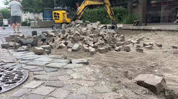 Szombaton 17 óráig dolgozhatnak a Széchenyi utca felújításán – videóval