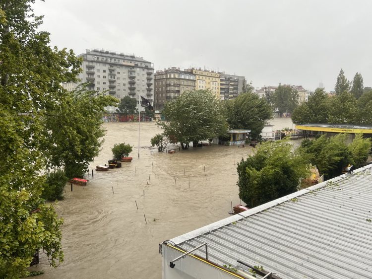 Bécsnél kilépett a medréből a Kis-Duna