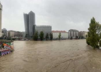Romániában 4 ember meghalt az árvízben, gátszakadások fenyegetnek Sziléziában