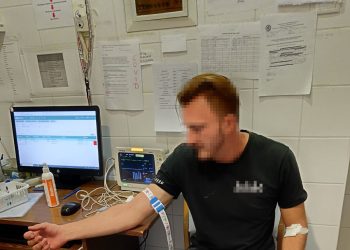 Másodperceken múlt az élete a biciklisnek a vasúti átjáróban – videóval