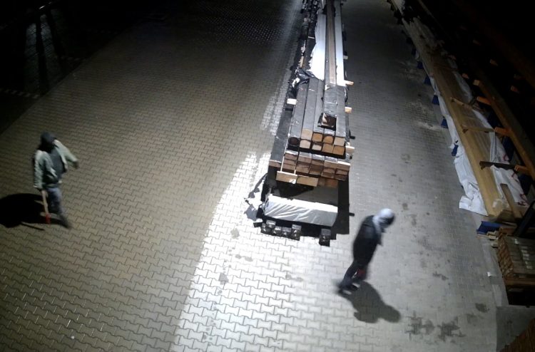 Dunakeszin loptak fát és széfet; a rendőrség keresi őket