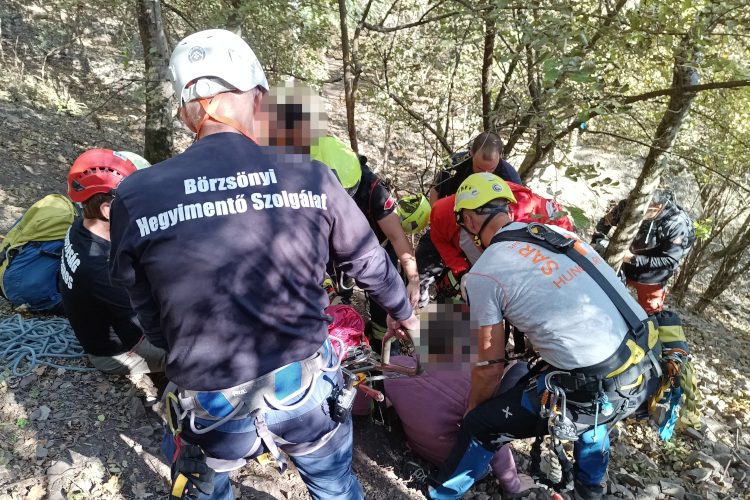 A váci hivatásos tűzoltók is részt vettek egy mentésben a Remete-barlangnál