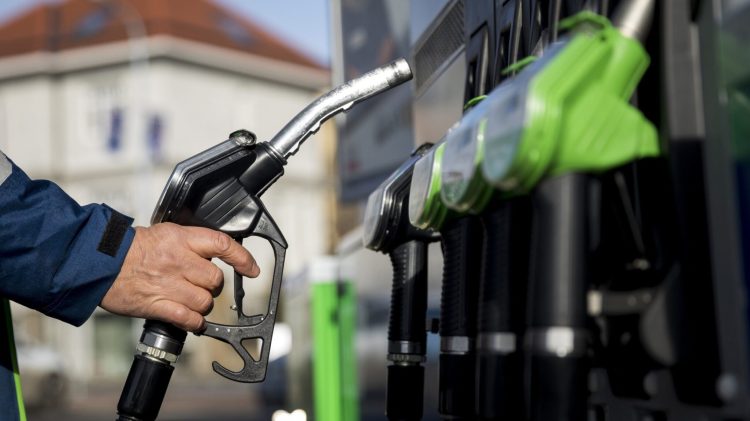 Jelentős mértékben drágul a benzin csütörtöktől