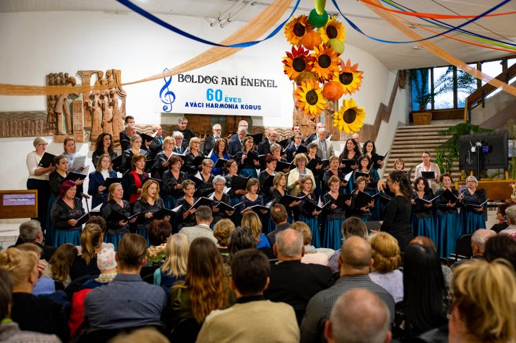 Koncerttel ünnepelt a 60 éves Váci Harmónia Kórus