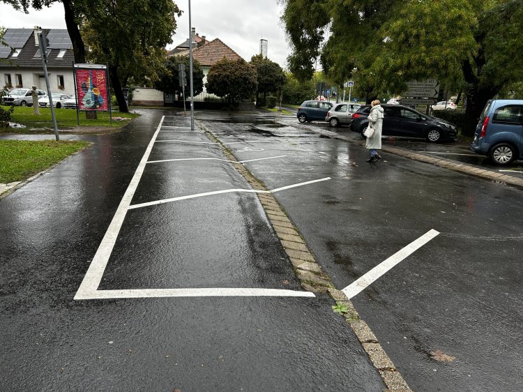 Pótolta a kivitelező a parkolók felfestését – videóval