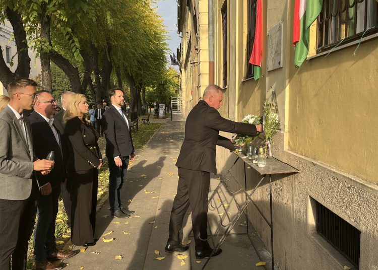 A váci Fidesz-KDNP megemlékezése október 23-án – galéria