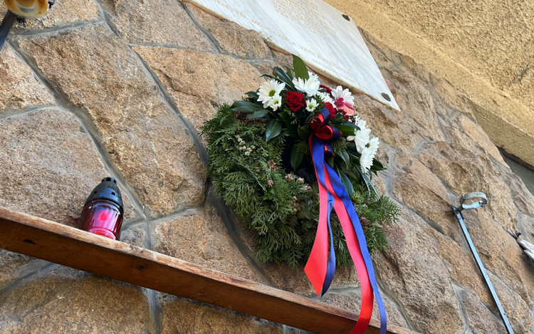 Hajószenteléssel, faültetéssel és koszorúzással ünnepelték a 125 éves váci evezést