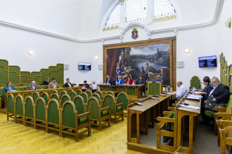 Élőben közvetítjük az októberi alakuló ülést