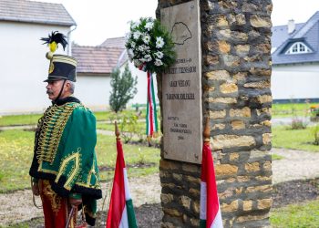 „Ma a mi feladatunk emlékezni rájuk, megőrizni gondolataikat, tetteiket, hős cselekedeteiket” – az aradi vértanúkra emlékezett Vác