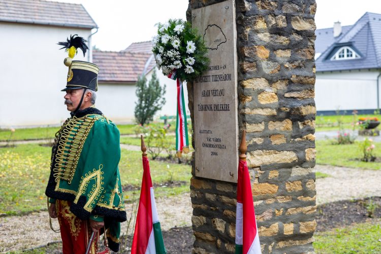 „Ma a mi feladatunk emlékezni rájuk, megőrizni gondolataikat, tetteiket, hős cselekedeteiket” – az aradi vértanúkra emlékezett Vác