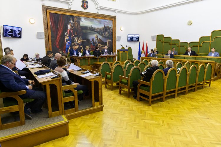Nem támogatta a többség a kormánypártiak javaslatát, maradnak a jogkörök a polgármesternél – videóval