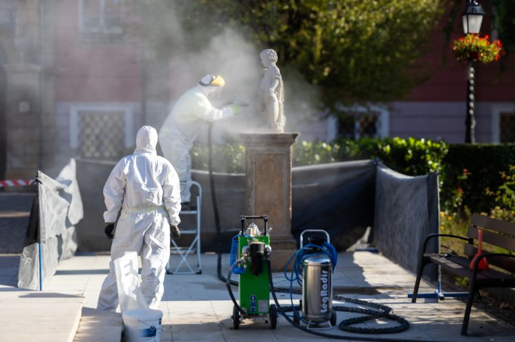 Megtisztulnak a főtéri puttószobrok