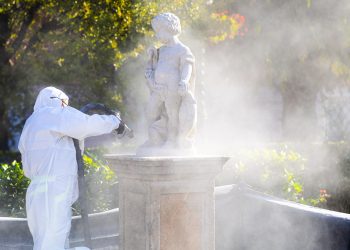 Új ruhában a főtéri szobrok – videóval