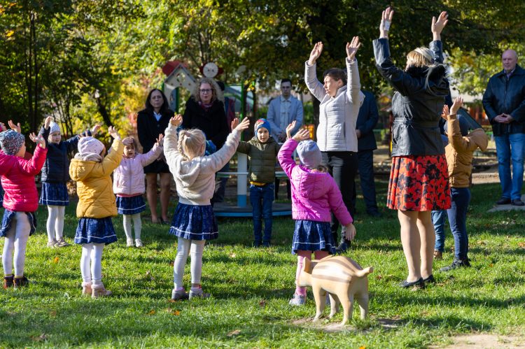 A cementgyár segítségével az óvoda udvarára költözött az erdő – videóval