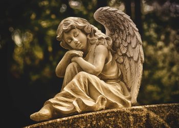 Mi a különbség a mindenszentek és halottak napja között?