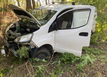 Lopott kisbusszal baleseteztek a tésai tolvajok