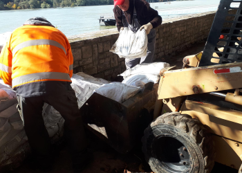 Galéria: utakat javított és takarított, víznyelőt keresett a váci városfejlesztő