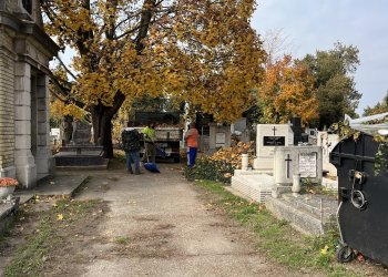 Az ünnepekre készítik fel a temetőt – videóval