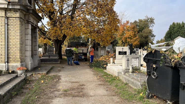 Az ünnepekre készítik fel a temetőt – videóval