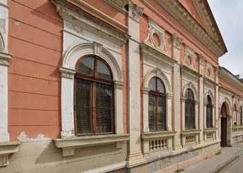 30 hónapja vették el Váctól – Mikor kezdődik a Káptalan utca 16. felújítása?