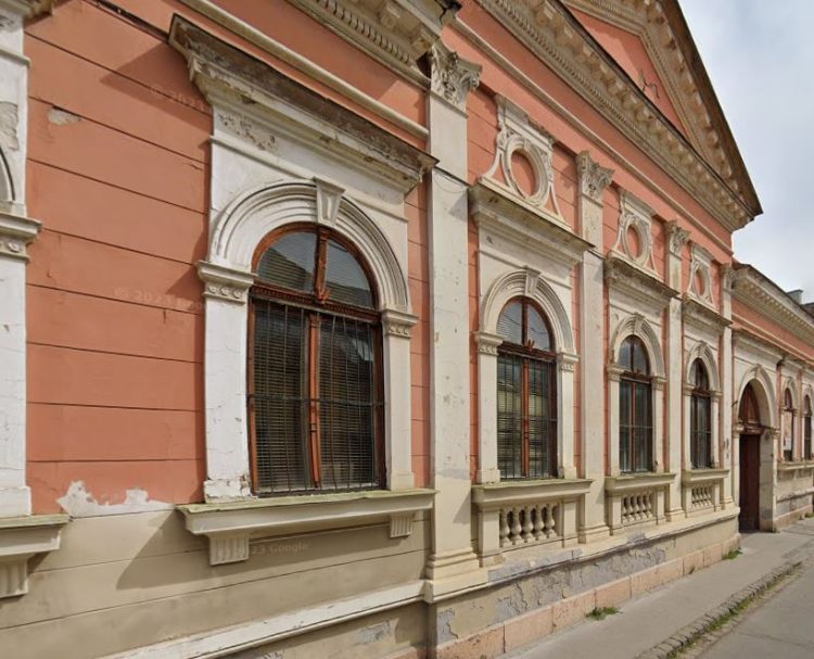 30 hónapja vették el Váctól – Mikor kezdődik a Káptalan utca 16. felújítása?