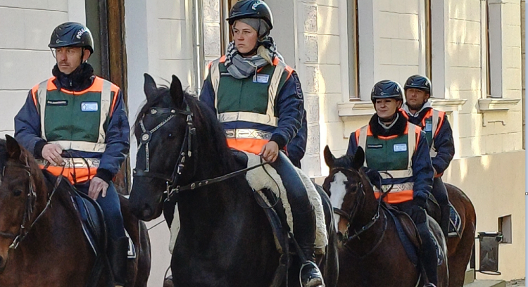 Hat lovas polgárőr is vigyáz ránk halottak napján