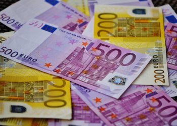 Szkeptikusan fogadják a szakértők a kormány növekedési és béremelési tervét
