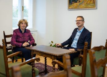 Matkovich Ilona többek közt a rendelőintézet mielőbbi rendbetételét kérte Rétvári Bencétől