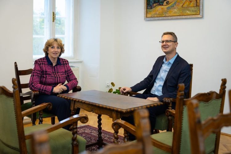 Matkovich Ilona többek közt a rendelőintézet mielőbbi rendbetételét kérte Rétvári Bencétől