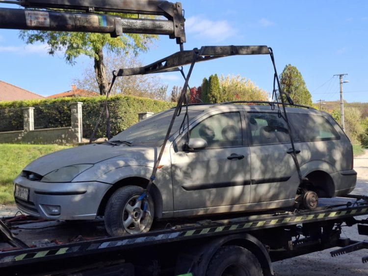 Elszállítják a magára hagyott autókat Vácról