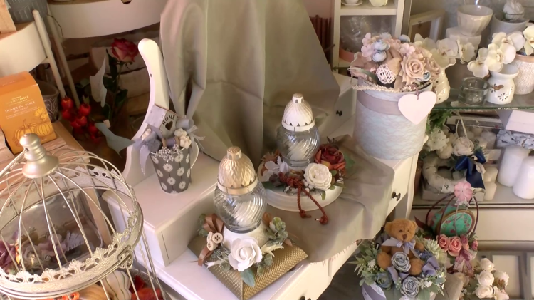 Többféle virág közül lehet választani halottak napjára – videóval