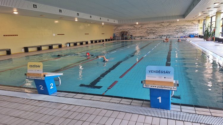 Új táblák segítik az uszodában sportolókat