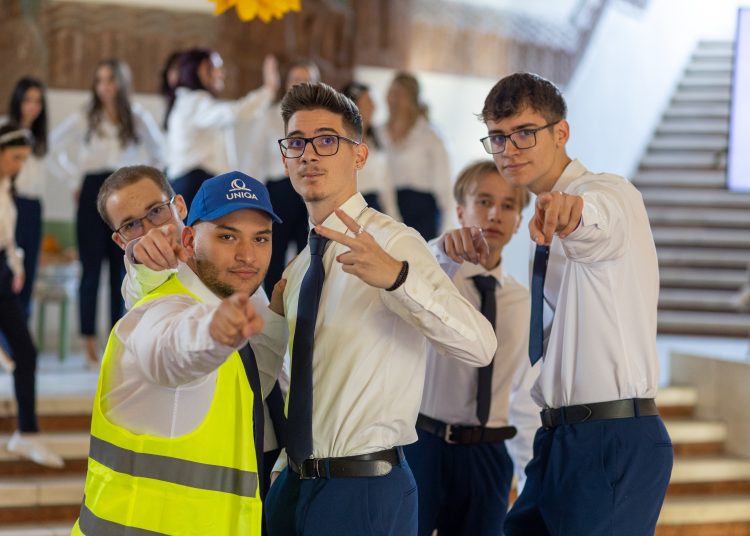 Ezekben a napokban tartják a szalagavatókat a váci középiskolákban – galéria