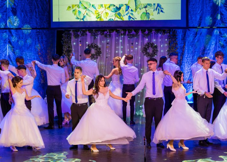 Ezekben a napokban tartják a szalagavatókat a váci középiskolákban – galéria