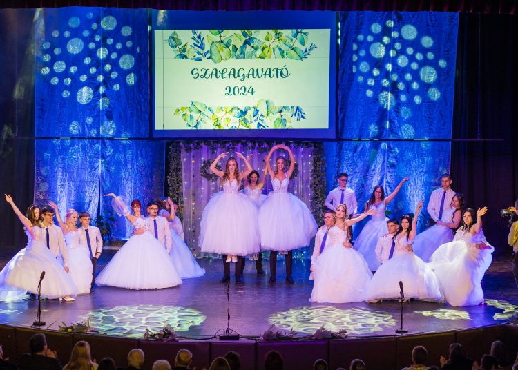 Ezekben a napokban tartják a szalagavatókat a váci középiskolákban – galéria