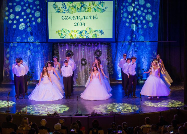Ezekben a napokban tartják a szalagavatókat a váci középiskolákban – galéria