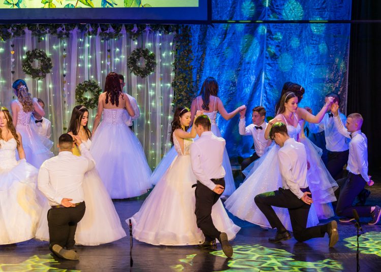 Ezekben a napokban tartják a szalagavatókat a váci középiskolákban – galéria