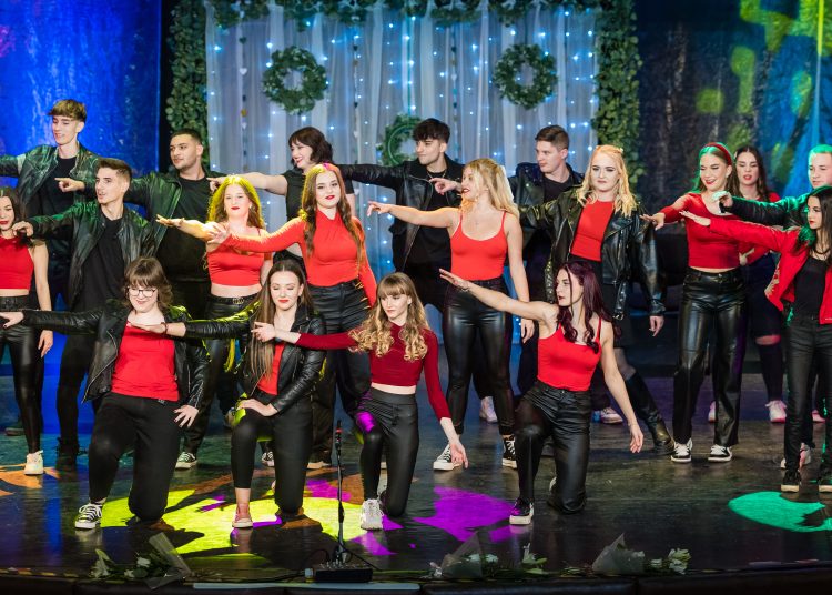 Ezekben a napokban tartják a szalagavatókat a váci középiskolákban – galéria