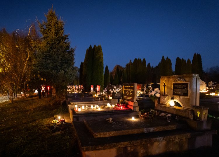 Galéria: Így nézett ki Mindenszentek napján a váci temető