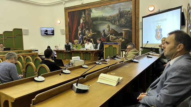 A hétfő esti közmeghallgatáson számolt be a munkájáról a váci városvezetés – videóval