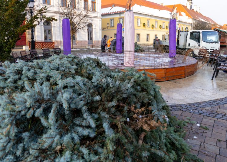 Nézegessen képeket a főtéri karácsonyfa díszítéséről! – galéria