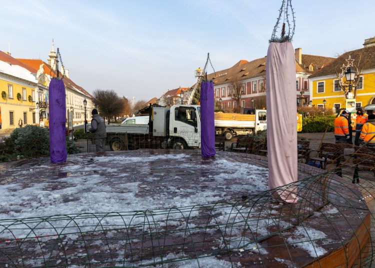 Nézegessen képeket a főtéri karácsonyfa díszítéséről! – galéria