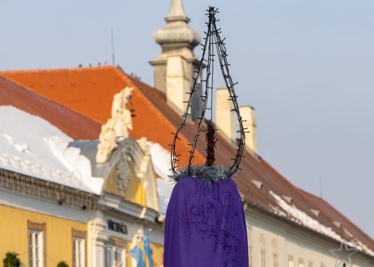 Nézegessen képeket a főtéri karácsonyfa díszítéséről! – galéria