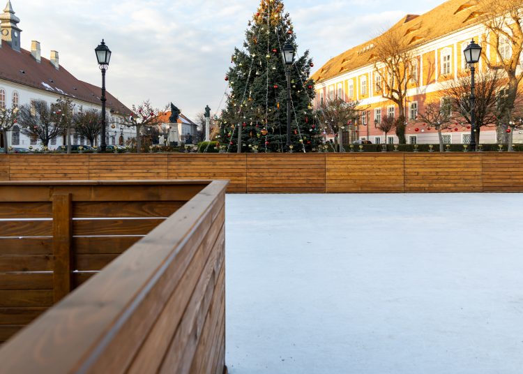 Galéria: már készen áll a főtér, Deákvár és a Földváry tér is az adventre