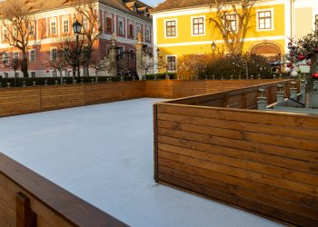 Környezetbarát koripálya a főtéren