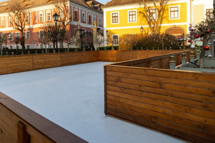 Környezetbarát koripálya a főtéren