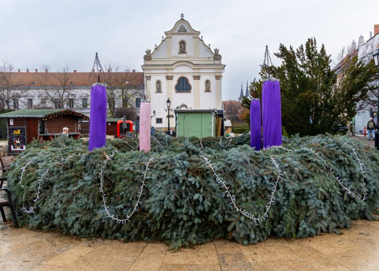 Galéria: már készen áll a főtér, Deákvár és a Földváry tér is az adventre