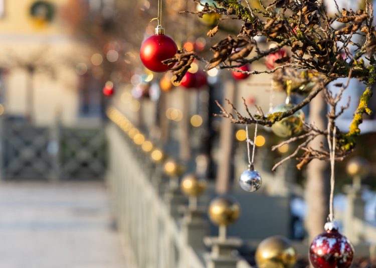 Nézegessen képeket a főtéri karácsonyfa díszítéséről! – galéria