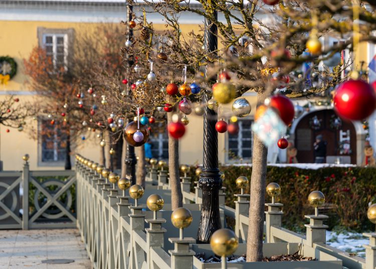Nézegessen képeket a főtéri karácsonyfa díszítéséről! – galéria
